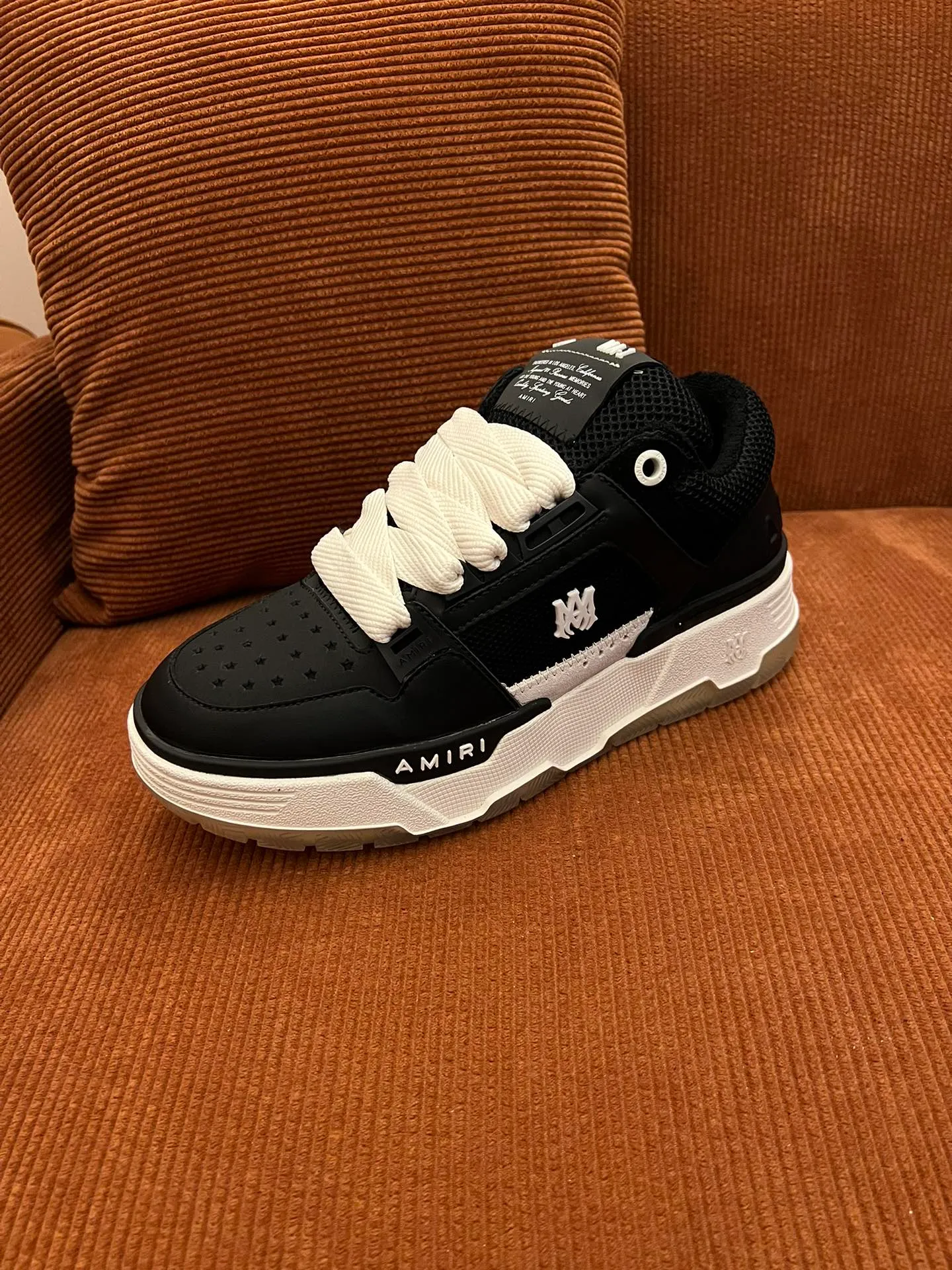 p620💰Men's shoes Amiri Emile's 2023 spring and summer new MA-1 bread shoes, couple models, casual sports shoes, sneakers Amiri gave up the rock punk style in the new season and used a large number of unsaturated colors, Morandi tones, whether you see or wear them, it will make people very happy. The large tongue of the bread shoes continues, shortens the length of the shoe body, thickens the midsole, and the toe part is more rounded. Amiri's brand letters and MA logo appear on the side of the shoe. Fabric: Original customized imported first-layer cowhide + mesh. Lining: Original customized breathable towel lining. Outsole. Foam combination material. Bottom thickness: 4CM. Size: Men's 39-45